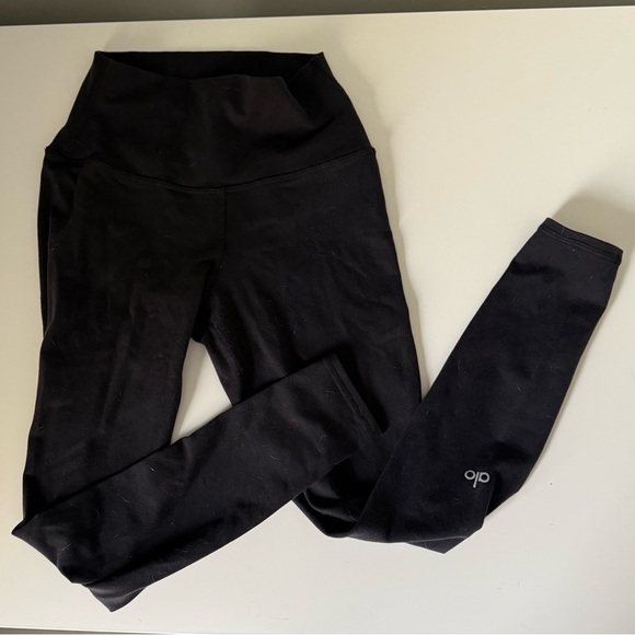 ALO Leggings Medium compression 87% Nylon 13% Elastane Size XS with a 25” inseam - Picture 5 of 7